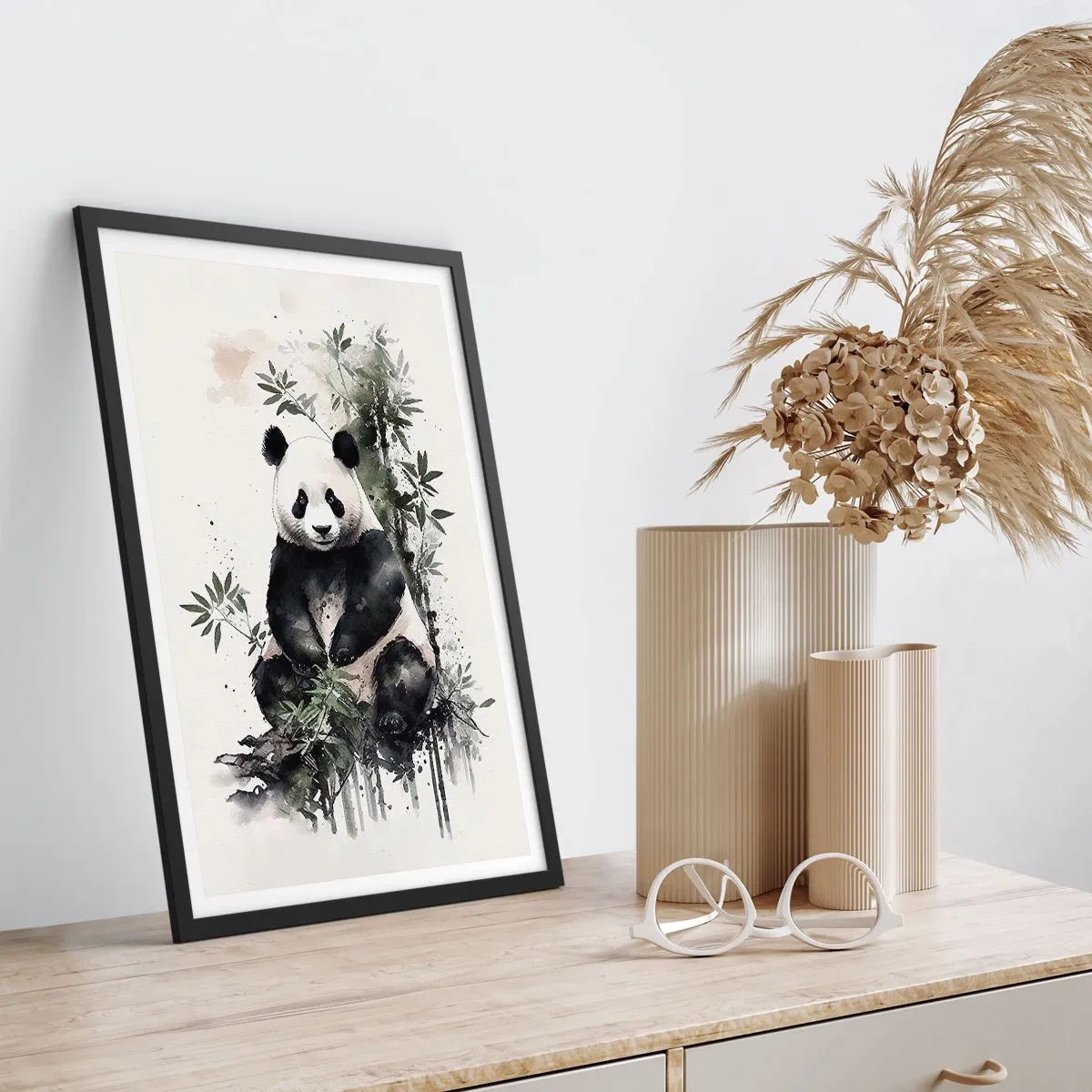 Poster in einem schwarzem Rahmen - Aquarell Panda umgeben von Bambusblättern - 50x70cm - Grüße aus China - Moderne Wanddekoration für Wohnzimmer und Schlafzimmer ARTTOR