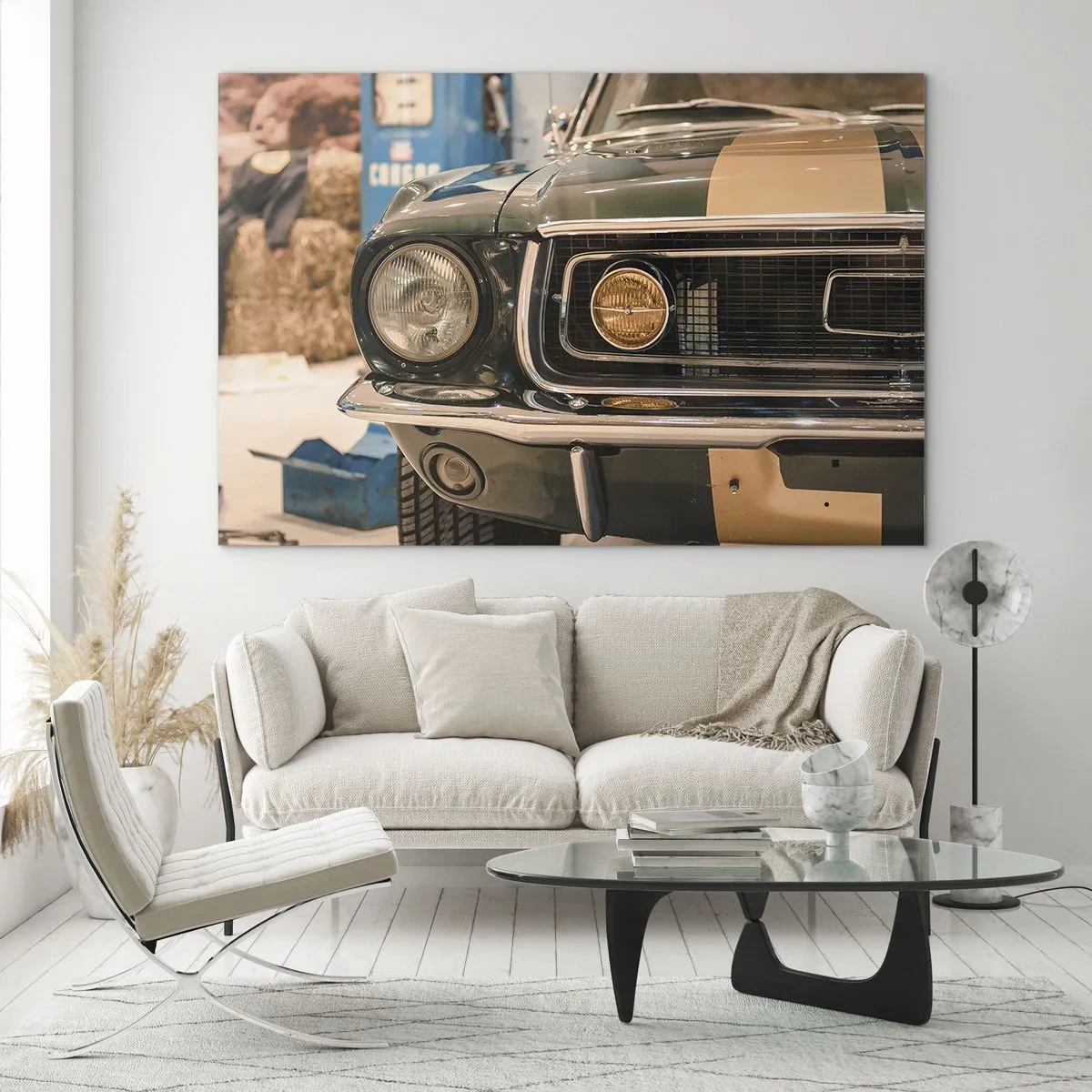 Glasbild - Bild auf glas - Nahaufnahme eines Oldtimers, Mustang, in einer Werkstatt - 70x50cm - Treffen mit einer Legende - Moderne Wanddekoration für Wohnzimmer und Schlafzimmer ARTTOR