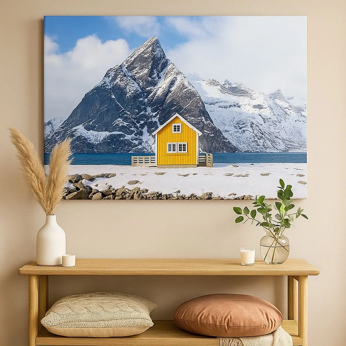Bild auf Leinwand - Leinwandbild - Ein gelbes Haus vor der Kulisse schneebedeckter Berge und des Meeres - 70x50cm - Skandinavische Feiertage - Moderne Wanddekoration für Wohnzimmer und Schlafzimmer ARTTOR