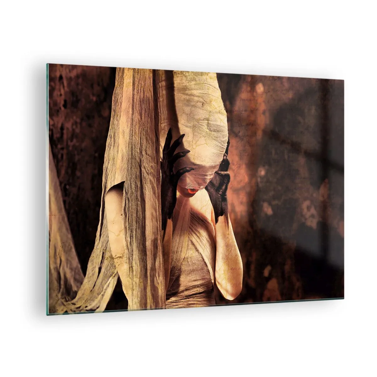 Glasbild - Bild auf glas - Eine geheimnisvolle Frau, umgeben von goldenen Stoffen - 70x50cm - Zwischen Gut und Böse - Moderne Wanddekoration für Wohnzimmer und Schlafzimmer ARTTOR
