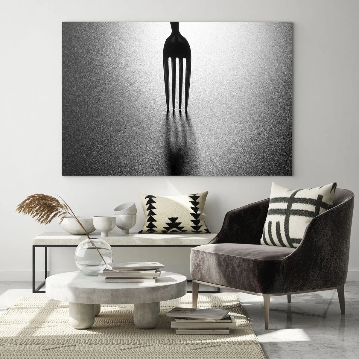 Glasbild - Bild auf glas - Eine Gabel wirft einen Schatten in einer minimalistischen Schwarz-Weiß-Komposition - 70x50cm - Licht und Schatten - Moderne Wanddekoration für Wohnzimmer und Schlafzimmer ARTTOR