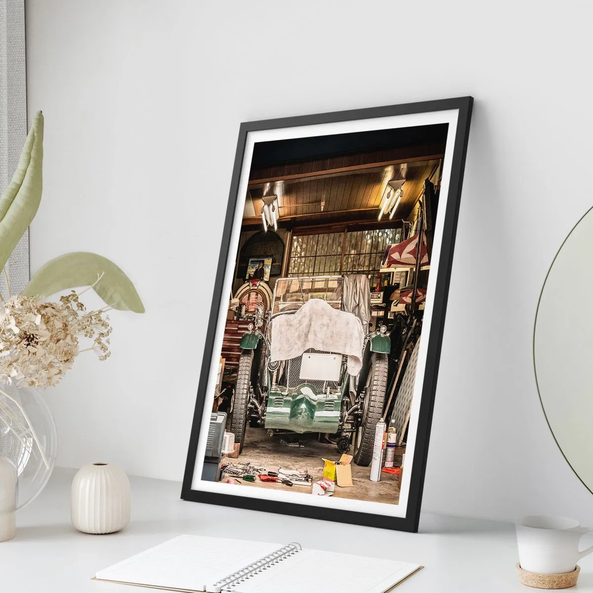 Poster in einem schwarzem Rahmen - Ein Oldtimer in einer Garage, umgeben von Werkzeugen - 50x70cm - Zurück in die Vergangenheit - Moderne Wanddekoration für Wohnzimmer und Schlafzimmer ARTTOR