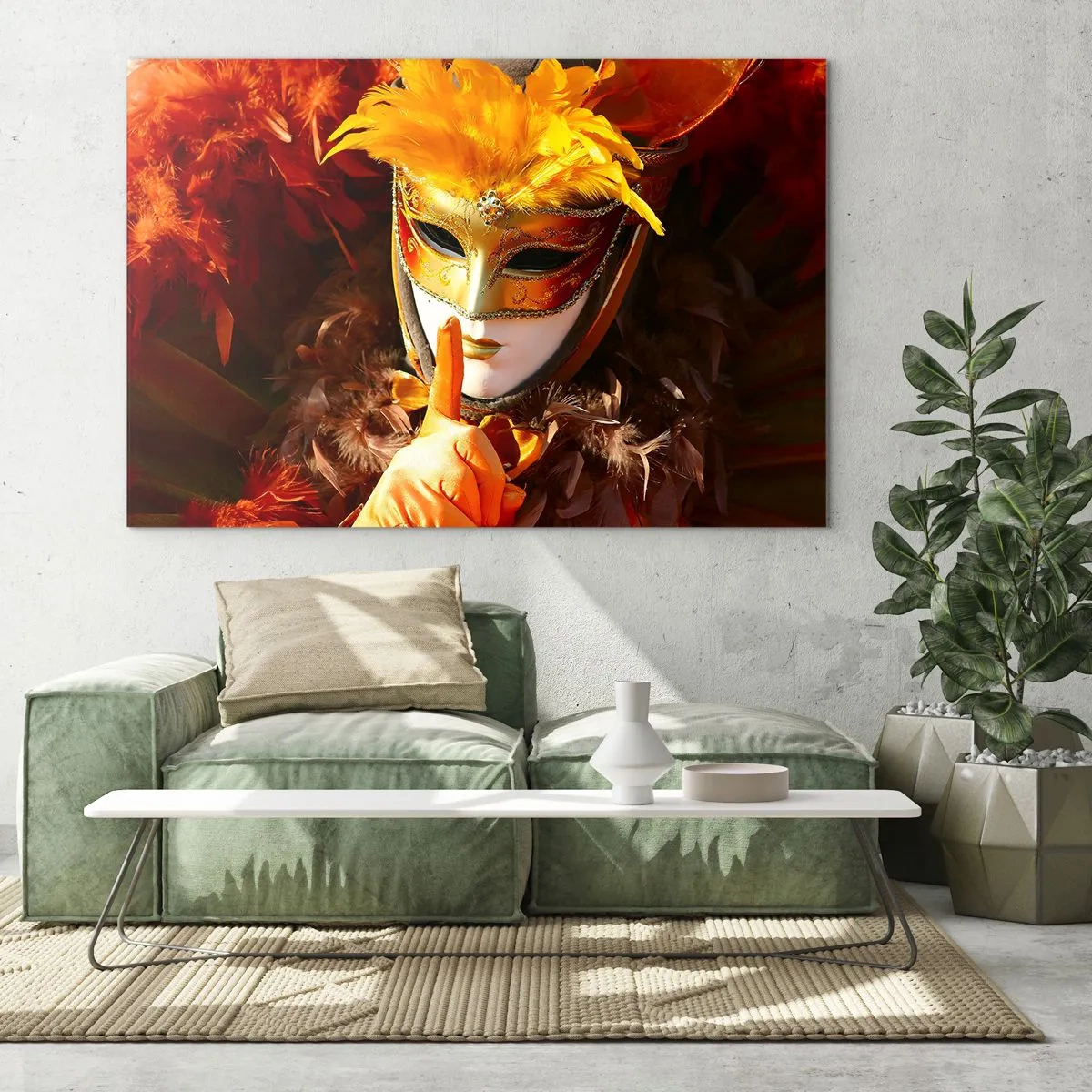 Glasbild - Bild auf glas - Eine Figur in einer goldenen Maske mit orangefarbenen Federn - 70x50cm - Geheimnis ist Teil des Spiels - Moderne Wanddekoration für Wohnzimmer und Schlafzimmer ARTTOR