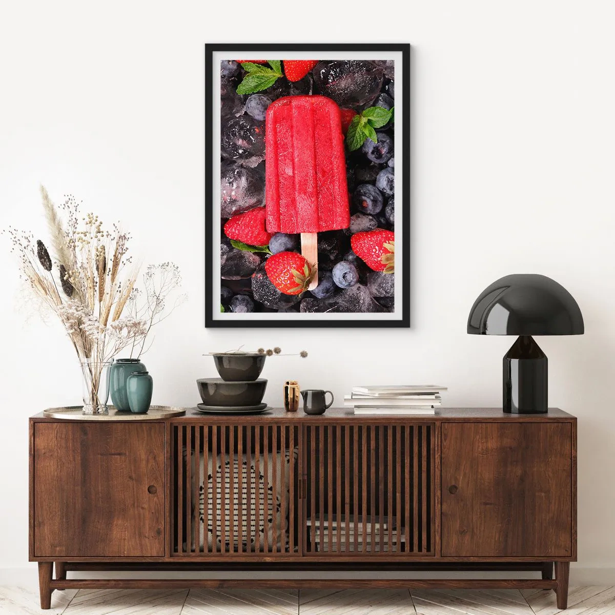Poster in einem schwarzem Rahmen - Rotes Eissorbet am Stiel, umgeben von Erdbeeren und Heidelbeeren - 50x70cm - So schmeckt der heiße Sommer - Moderne Wanddekoration für Wohnzimmer und Schlafzimmer ARTTOR