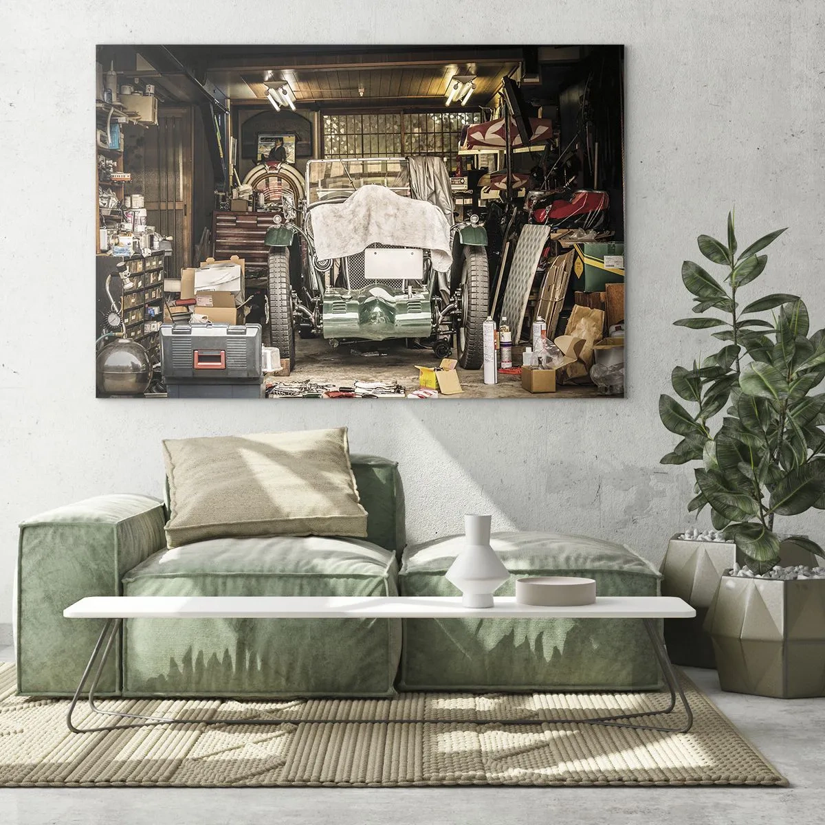 Glasbild - Bild auf glas - Vintage-Garage mit einem mit einem Tuch abgedeckten Auto, umgeben von Werkzeugen und Kisten - 70x50cm - Zurück in die Vergangenheit - Moderne Wanddekoration für Wohnzimmer und Schlafzimmer ARTTOR