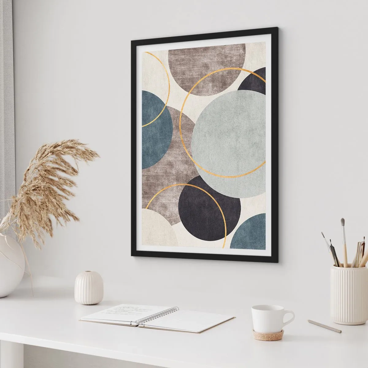 Poster in einem schwarzem Rahmen - Abstrakte geometrische Komposition mit Kreisen in Blautönen. - 50x70cm - Rad für Rad - Moderne Wanddekoration für Wohnzimmer und Schlafzimmer ARTTOR