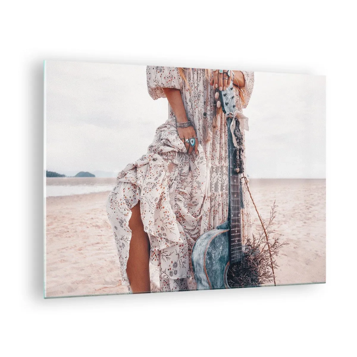 Glasbild - Bild auf glas - Frau im Boho-Stil mit Gitarre am leeren Strand - 70x50cm - Kinderblumen auf dem Weg - Moderne Wanddekoration für Wohnzimmer und Schlafzimmer ARTTOR
