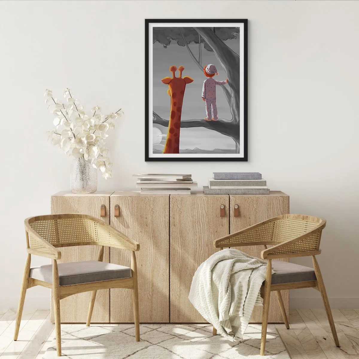 Poster in einem schwarzem Rahmen - Ein Junge im Pyjama und eine Giraffe in einem Baum in einer grau-orangen Landschaft. - 50x70cm - Das passiert wirklich - Moderne Wanddekoration für Wohnzimmer und Schlafzimmer ARTTOR