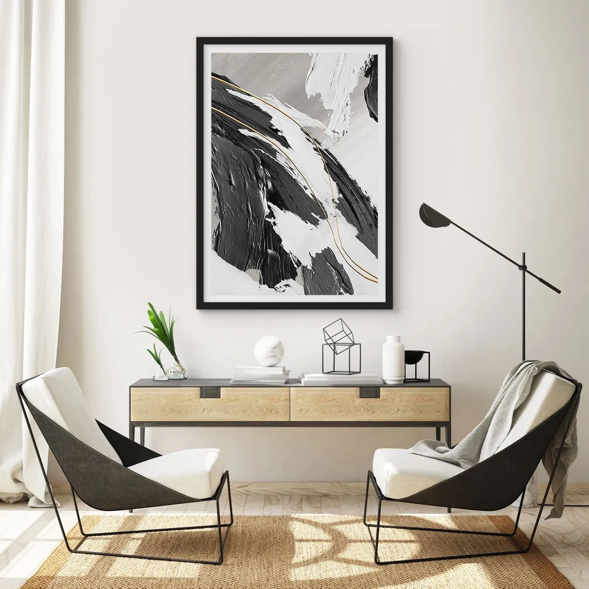 Poster in einem schwarzem Rahmen - Abstrakte Pinselstriche in Schwarz, Weiß und Gold - 50x70cm - Abstraktion in großem Stil - Moderne Wanddekoration für Wohnzimmer und Schlafzimmer ARTTOR