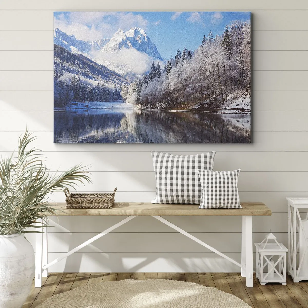 Bild auf Leinwand - Leinwandbild - Winterliche Berglandschaft mit schneebedeckten Bäumen und einem See - 70x50cm - Schneefang - Moderne Wanddekoration für Wohnzimmer und Schlafzimmer ARTTOR