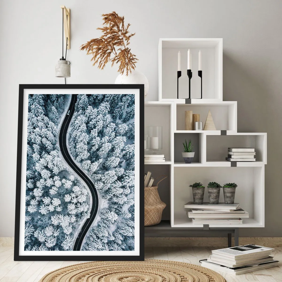 Poster in einem schwarzem Rahmen - Eine malerische Straße zwischen schneebedeckten Bäumen aus der Vogelperspektive - 50x70cm - Durch den Winterwald - Moderne Wanddekoration für Wohnzimmer und Schlafzimmer ARTTOR