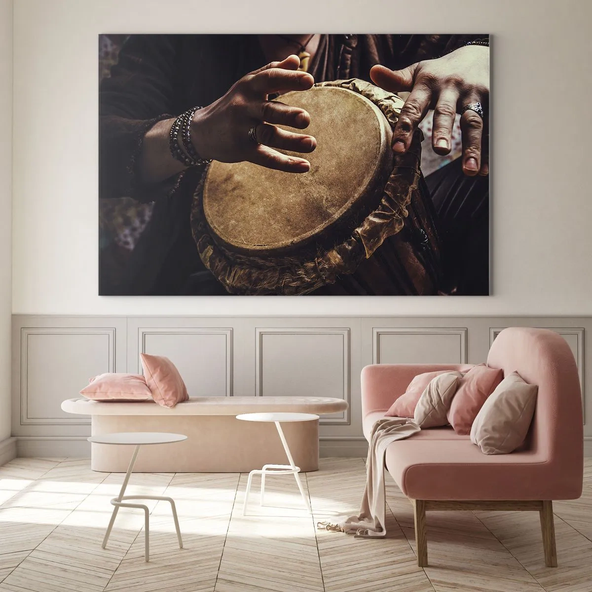 Glasbild - Bild auf glas - Nahaufnahme von Händen, die in warmem Licht eine Djembe-Trommel spielen. - 70x50cm - Im Rhythmus des Herzens - Moderne Wanddekoration für Wohnzimmer und Schlafzimmer ARTTOR
