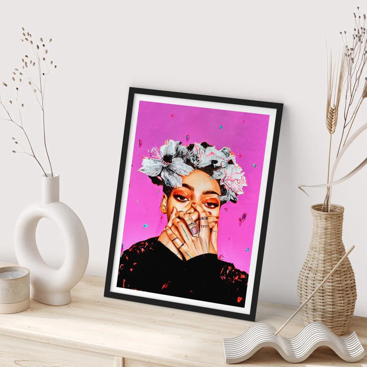 Poster in einem schwarzem Rahmen - Ein ausdrucksstarkes Frauenporträt vor einem intensiv rosa Hintergrund. - 50x70cm - Bisschen verrückt - Moderne Wanddekoration für Wohnzimmer und Schlafzimmer ARTTOR