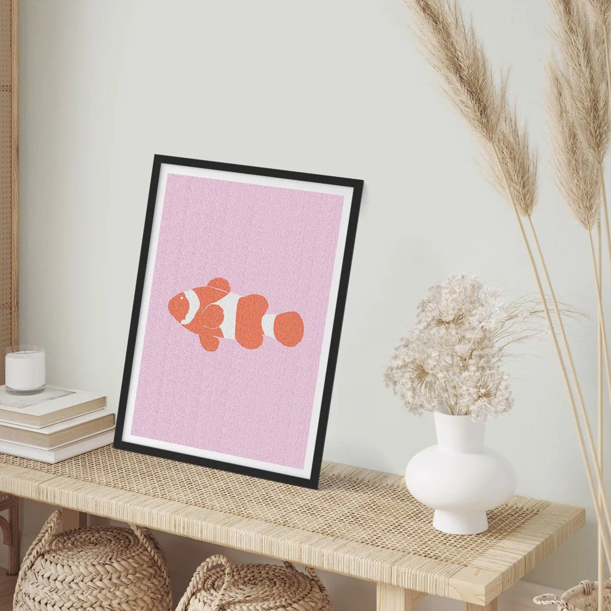 Poster in einem schwarzem Rahmen - Orangefarbener Clownfisch auf violettem Hintergrund - 50x70cm - In Koralle an Gesicht und Schwanz - Moderne Wanddekoration für Wohnzimmer und Schlafzimmer ARTTOR
