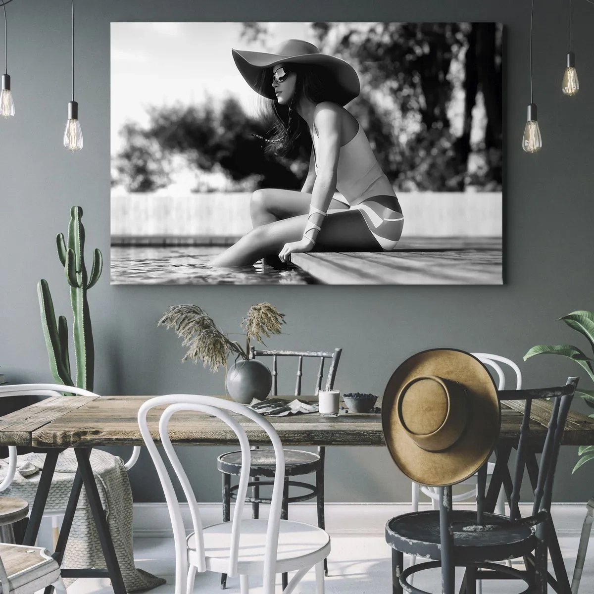 Bild auf Leinwand - Leinwandbild - Frau mit Hut am Pool in Schwarz und Weiß - 70x50cm - Sommertraum - Moderne Wanddekoration für Wohnzimmer und Schlafzimmer ARTTOR