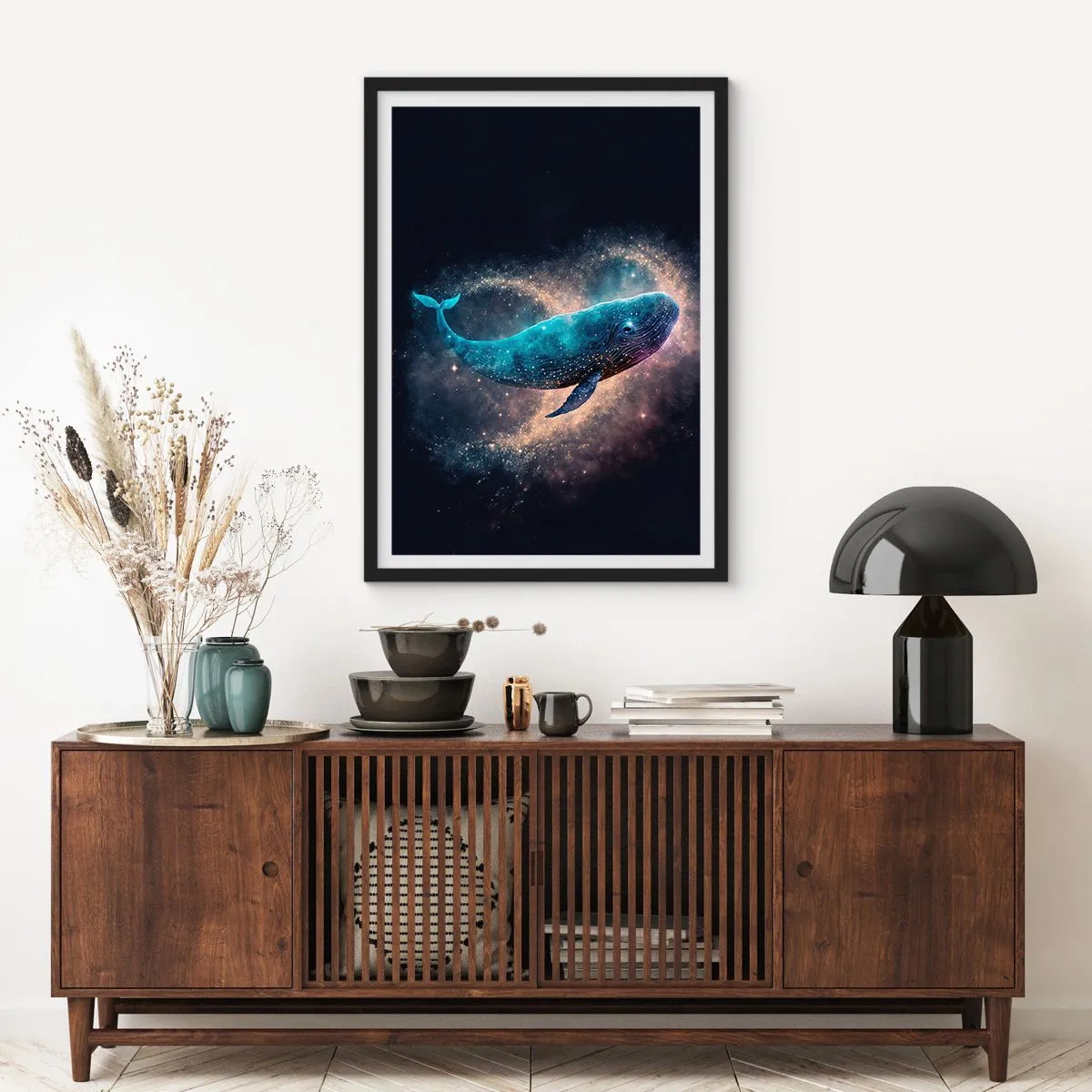Poster in einem schwarzem Rahmen - Ein Weltraumwal, umgeben von einem Sternennebel auf schwarzem Hintergrund. - 50x70cm - Es gibt so eine Welt… - Moderne Wanddekoration für Wohnzimmer und Schlafzimmer ARTTOR