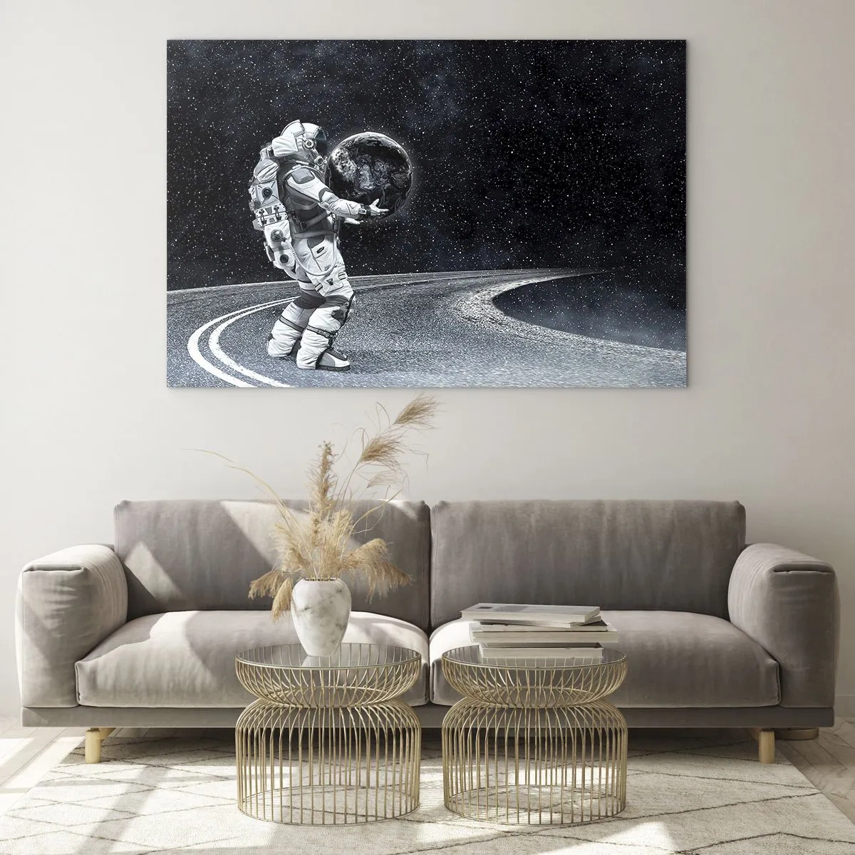 Glasbild - Bild auf glas - Ein Astronaut trägt die Erde auf ihrem Weg durch das Universum - 70x50cm - Auf der Milchstraße - Moderne Wanddekoration für Wohnzimmer und Schlafzimmer ARTTOR
