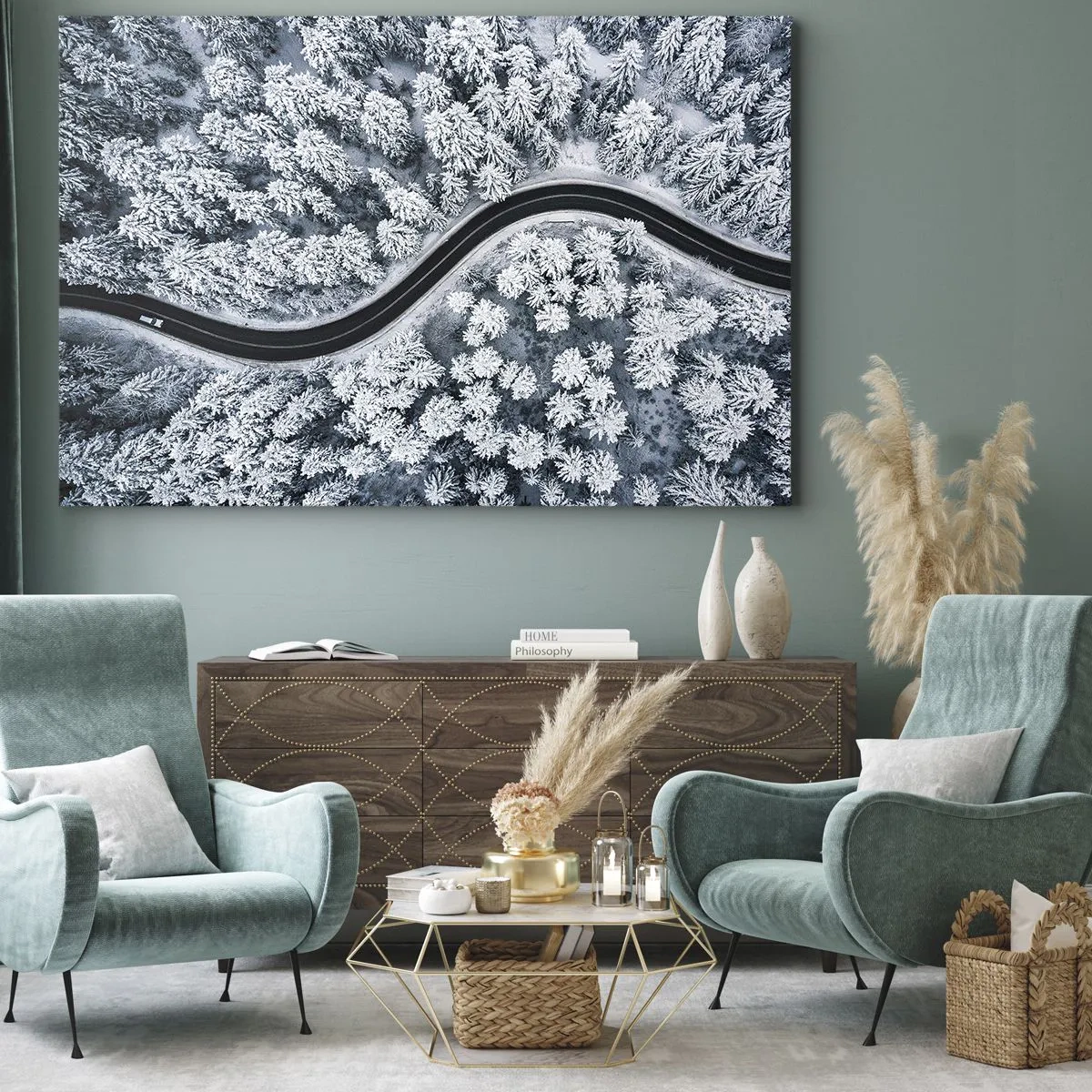 Bild auf Leinwand - Leinwandbild - Eine Vogelperspektive auf eine kurvenreiche Straße in einem Winterwald - 70x50cm - Durch den Winterwald - Moderne Wanddekoration für Wohnzimmer und Schlafzimmer ARTTOR