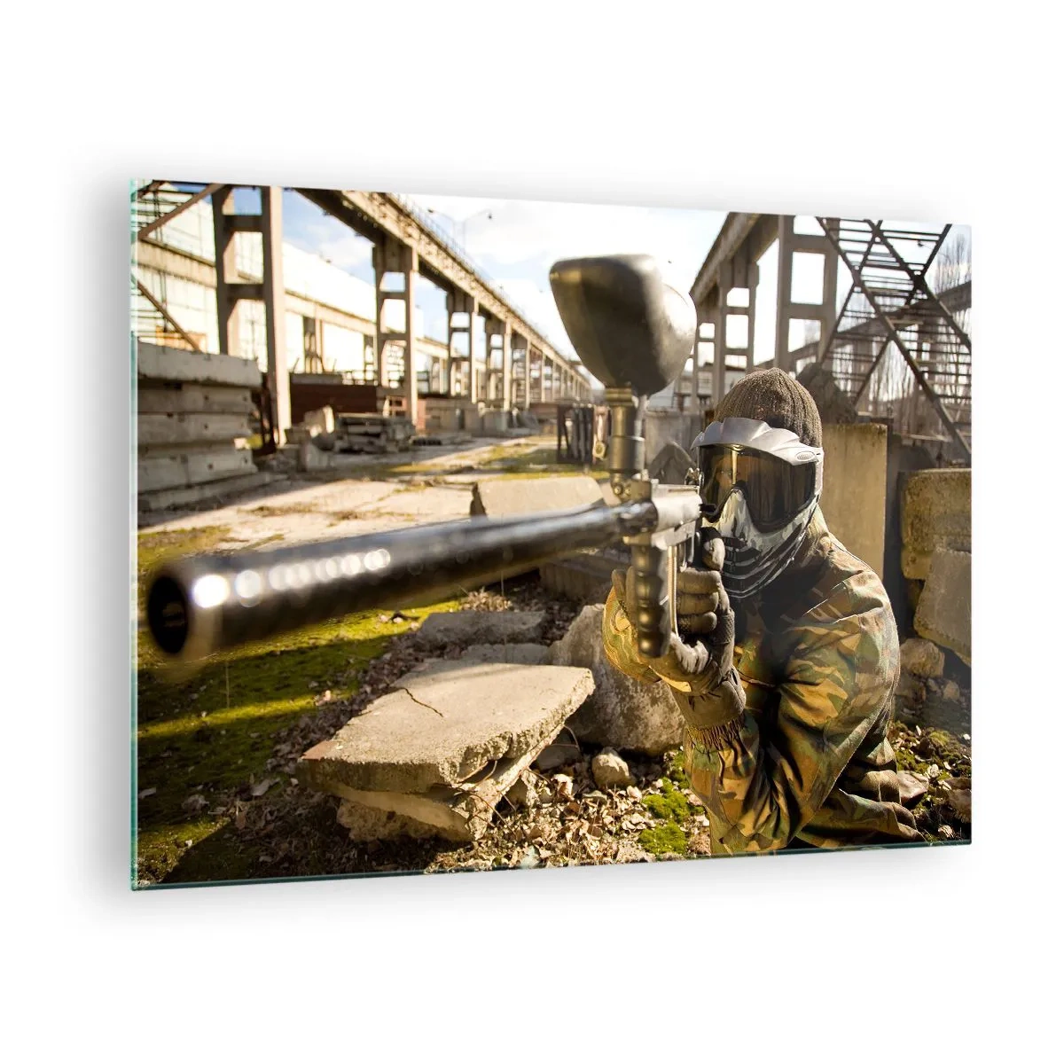 Glasbild - Bild auf glas - Paintball-Spieler in Aktion in einer industriellen Umgebung - 70x50cm - Auch du kannst ein Held werden - Moderne Wanddekoration für Wohnzimmer und Schlafzimmer ARTTOR