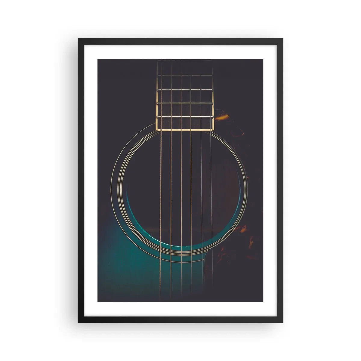 Poster in einem schwarzem Rahmen - Eine künstlerische Nahaufnahme der Resonanzdecke einer Akustikgitarre. - 50x70cm - Einen Moment bevor es ertönt - Moderne Wanddekoration für Wohnzimmer und Schlafzimmer ARTTOR