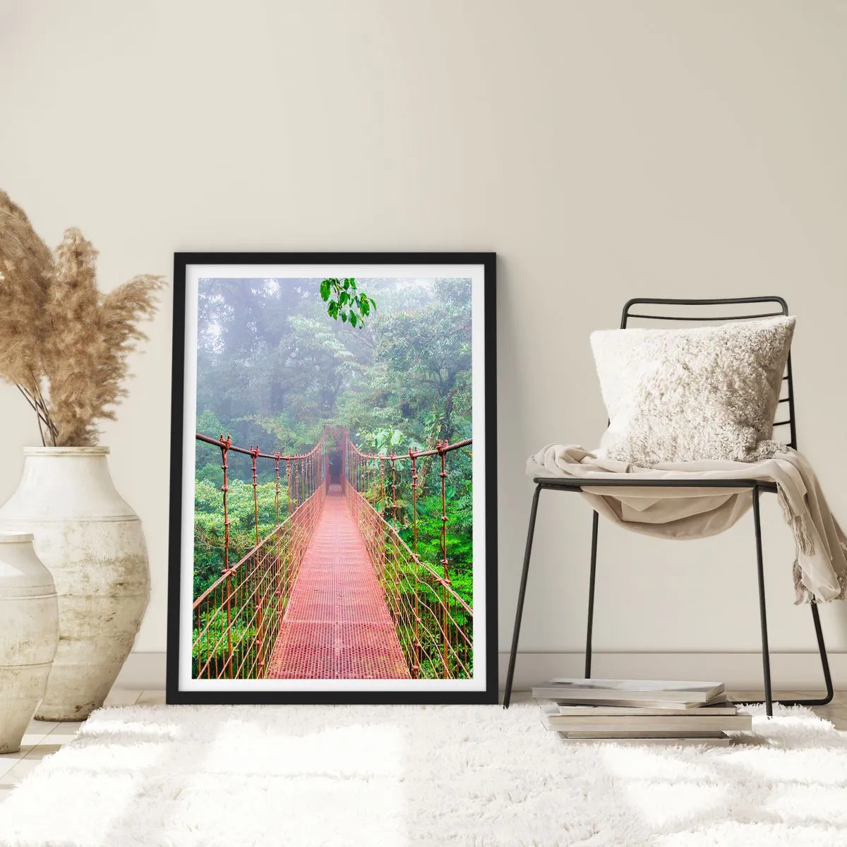 Poster in einem schwarzem Rahmen - Eine Hängebrücke in einem tropischen Wald, eingehüllt in Nebel - 50x70cm - Über den Kronen aufgehängt - Moderne Wanddekoration für Wohnzimmer und Schlafzimmer ARTTOR