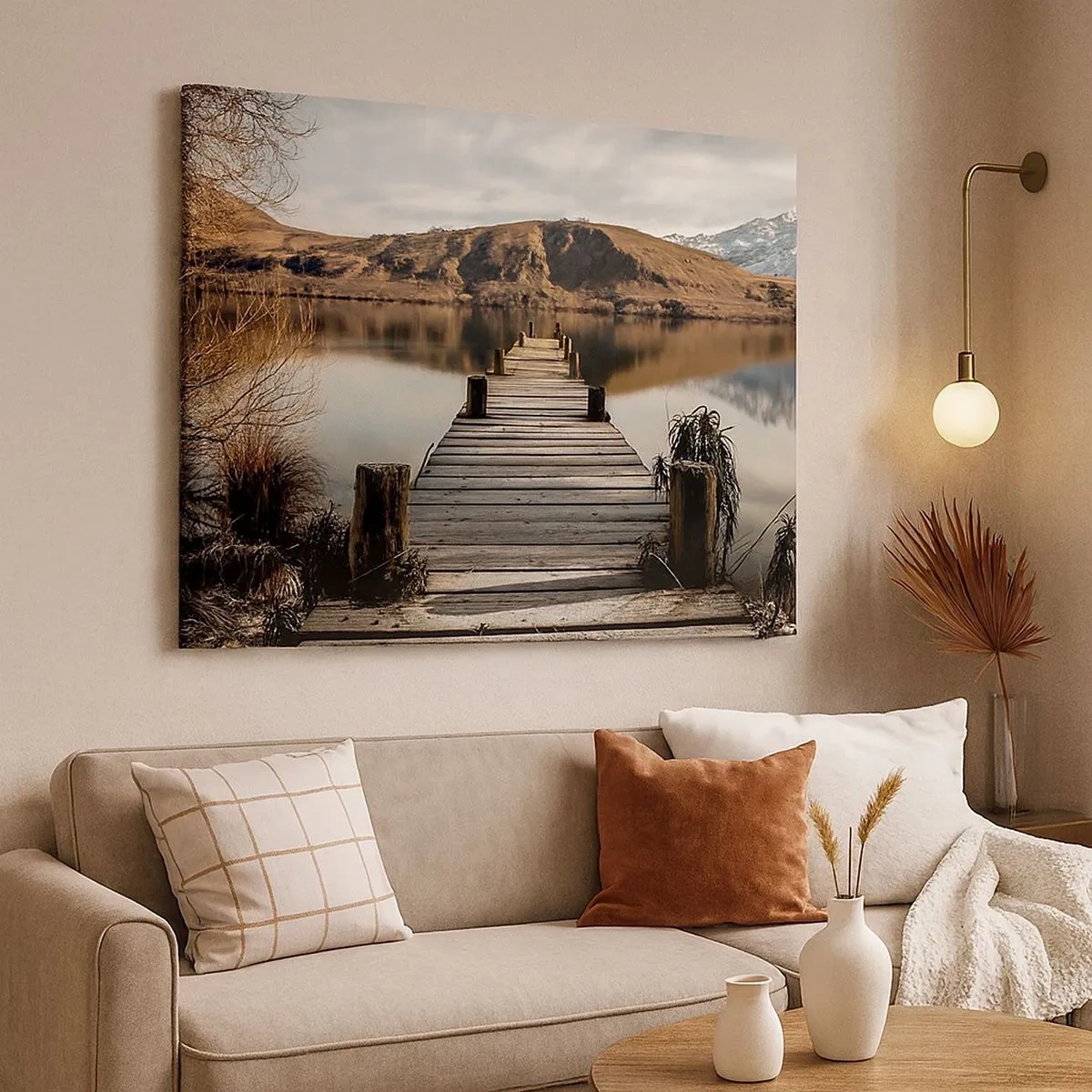 Bild auf Leinwand - Leinwandbild - Ein Holzsteg über einem See, umgeben von malerischen Hügeln - 70x50cm - Landschaft in Stille - Moderne Wanddekoration für Wohnzimmer und Schlafzimmer ARTTOR