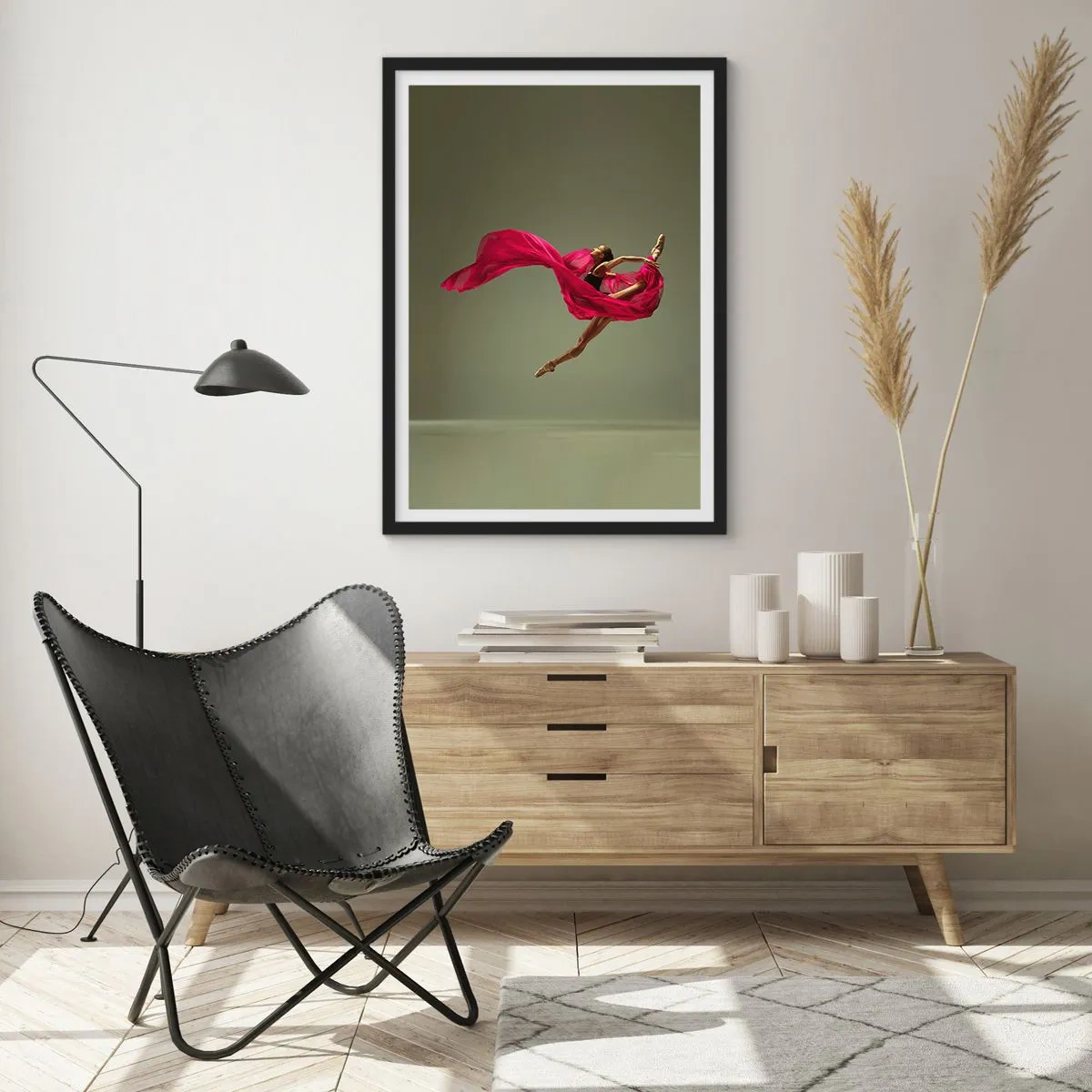 Poster in einem schwarzem Rahmen - Eine Ballerina in rotem Stoff vollführt einen dynamischen Sprung. - 50x70cm - Tanzende Flamme - Moderne Wanddekoration für Wohnzimmer und Schlafzimmer ARTTOR
