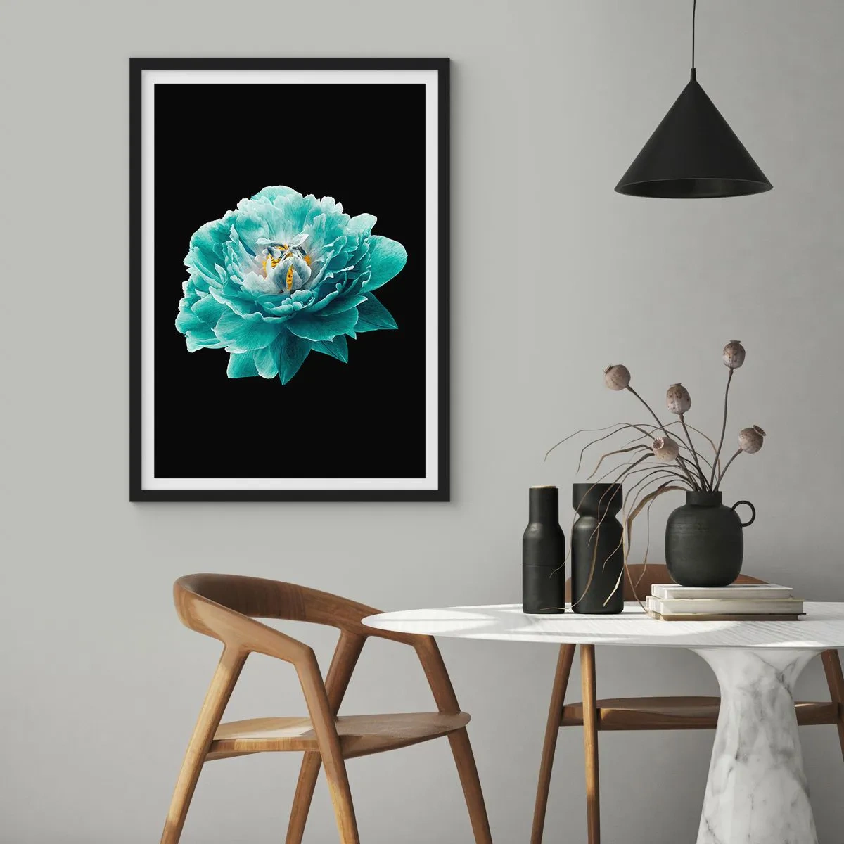 Poster in einem schwarzem Rahmen - Türkisfarbene Blume mit einer Biene auf schwarzem Hintergrund - 50x70cm - Blaue und goldene Blütenblätter - Moderne Wanddekoration für Wohnzimmer und Schlafzimmer ARTTOR