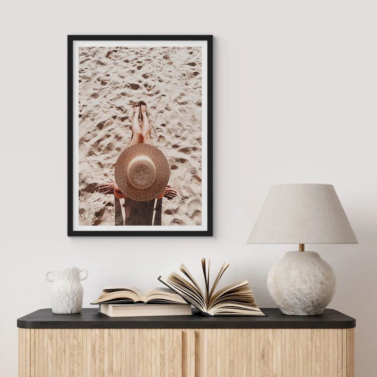 Poster in einem schwarzem Rahmen - Person, die am Strand ein Sonnenbad nimmt, Draufsicht mit einem großen Hut vor dem Sand - 50x70cm - Traumzeit - Moderne Wanddekoration für Wohnzimmer und Schlafzimmer ARTTOR