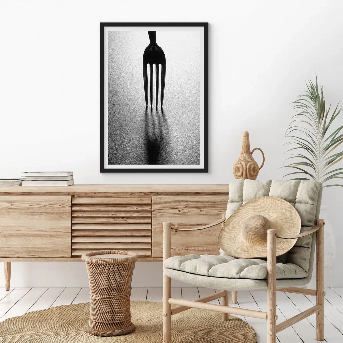 Poster in einem schwarzem Rahmen - Ein minimalistisches Schwarzweißfoto einer Gabel und eines Schattens. - 50x70cm - Licht und Schatten - Moderne Wanddekoration für Wohnzimmer und Schlafzimmer ARTTOR