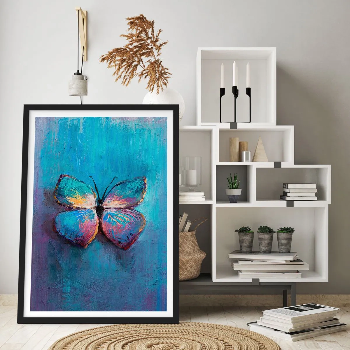 Poster in einem schwarzem Rahmen - Ein Schmetterling in intensiven Farben auf blauem Hintergrund - 50x70cm - In all seiner Pracht - Moderne Wanddekoration für Wohnzimmer und Schlafzimmer ARTTOR
