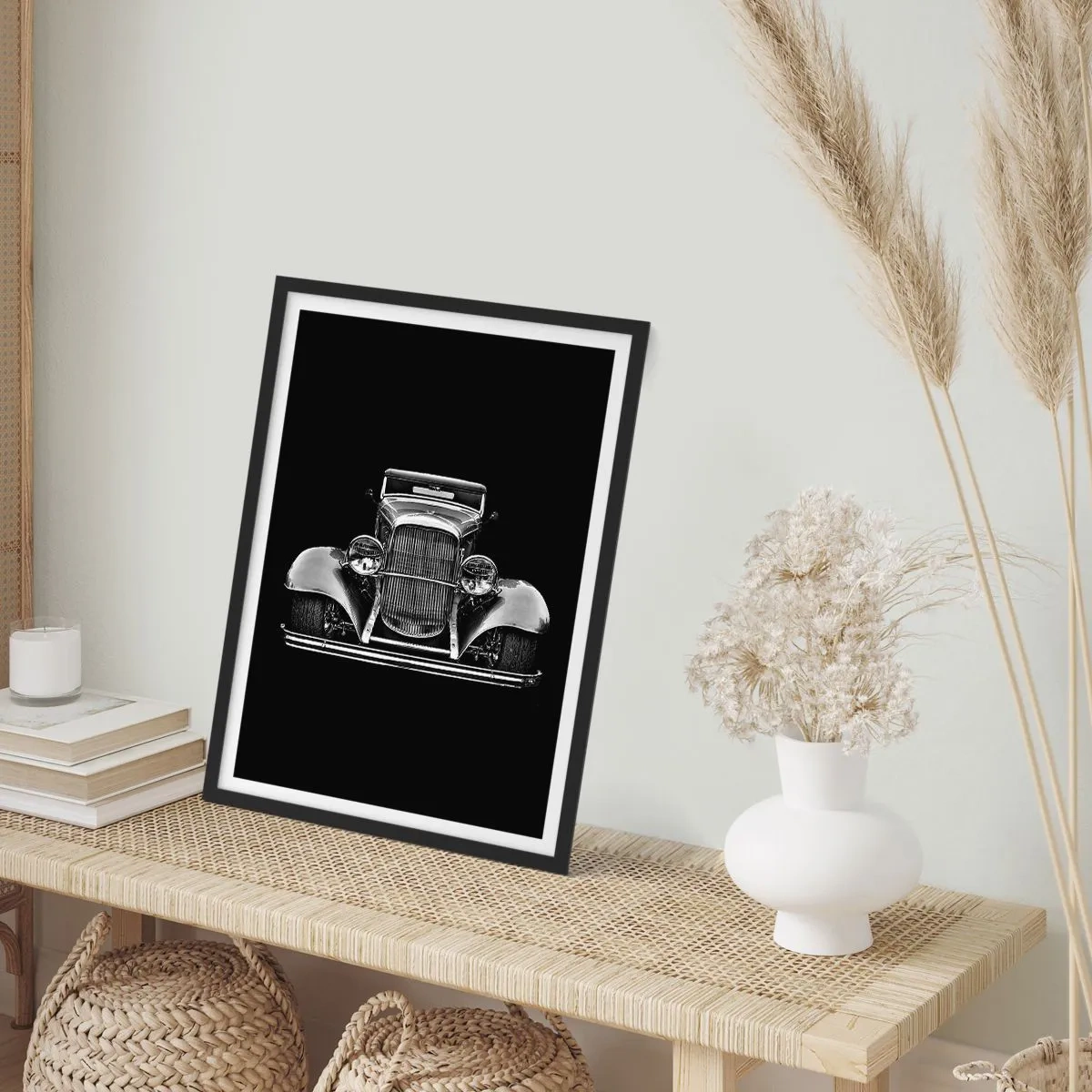 Poster in einem schwarzem Rahmen - Schwarz-Weiß-Fotografie eines Oldtimers vor schwarzem Hintergrund - 50x70cm - Wahrer Gentleman - Moderne Wanddekoration für Wohnzimmer und Schlafzimmer ARTTOR