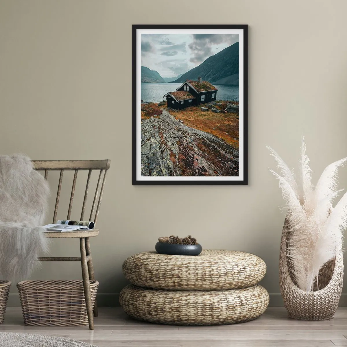 Poster in einem schwarzem Rahmen - Ein einsames Häuschen an einem Fjord in einer rauen skandinavischen Landschaft - 50x70cm - Sommerresort am Fjord - Moderne Wanddekoration für Wohnzimmer und Schlafzimmer ARTTOR