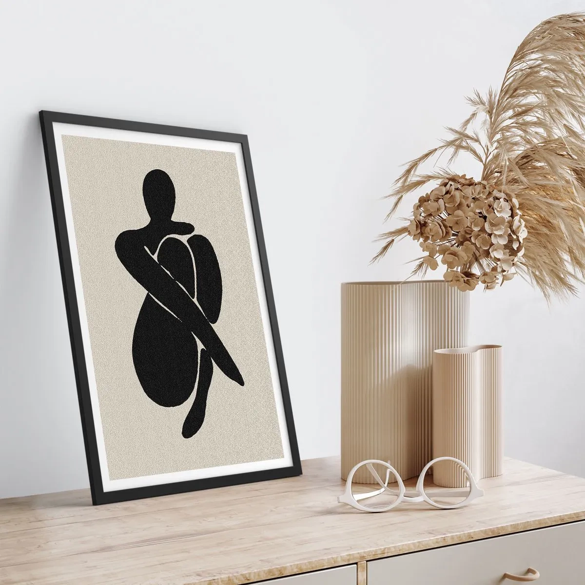 Poster in einem schwarzem Rahmen - Abstrakte Figur in einer Pose mit um den Körper geschlungenen Armen, Schwarz-Weiß-Illustration - 50x70cm - In deinen eigenen Armen - Moderne Wanddekoration für Wohnzimmer und Schlafzimmer ARTTOR