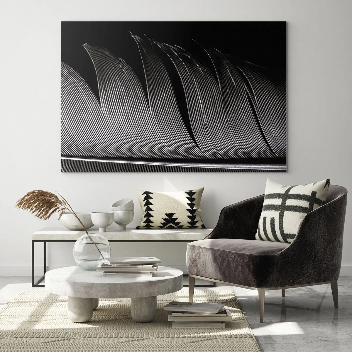Glasbild - Bild auf glas - Eine Schwarzweiß-Nahaufnahme einer Feder vor kontrastierendem Licht. - 70x50cm - Stift – ein wunderbares Design - Moderne Wanddekoration für Wohnzimmer und Schlafzimmer ARTTOR