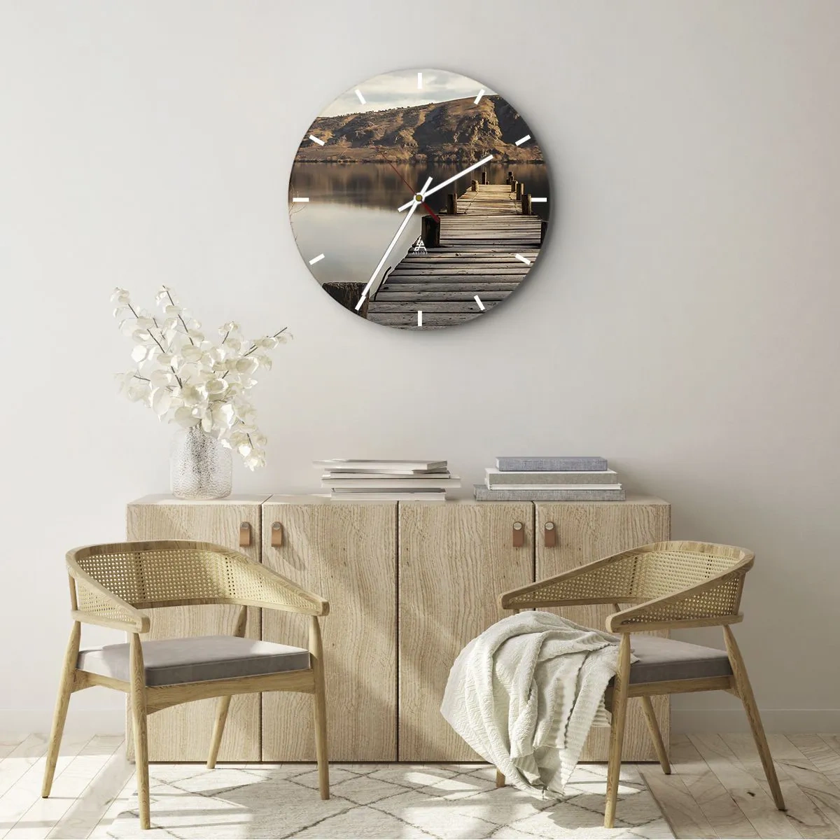 Wanduhr - Glasuhr - Eine Holzbrücke führt zu einem ruhigen See in den Bergen. - 30x30cm - Landschaft in Stille - Moderne Wanddekoration für Wohnzimmer, Küche und Schlafzimmer ARTTOR