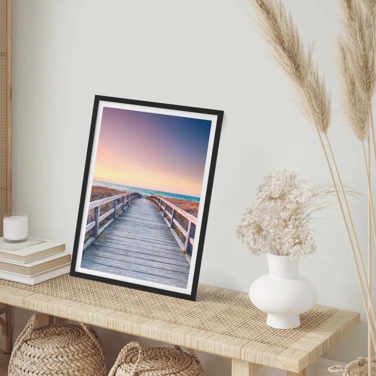 Poster in einem schwarzem Rahmen - Ein Holzsteg, der bei Sonnenuntergang zum Meer führt - 50x70cm - Baltische Abend-Aurora - Moderne Wanddekoration für Wohnzimmer und Schlafzimmer ARTTOR