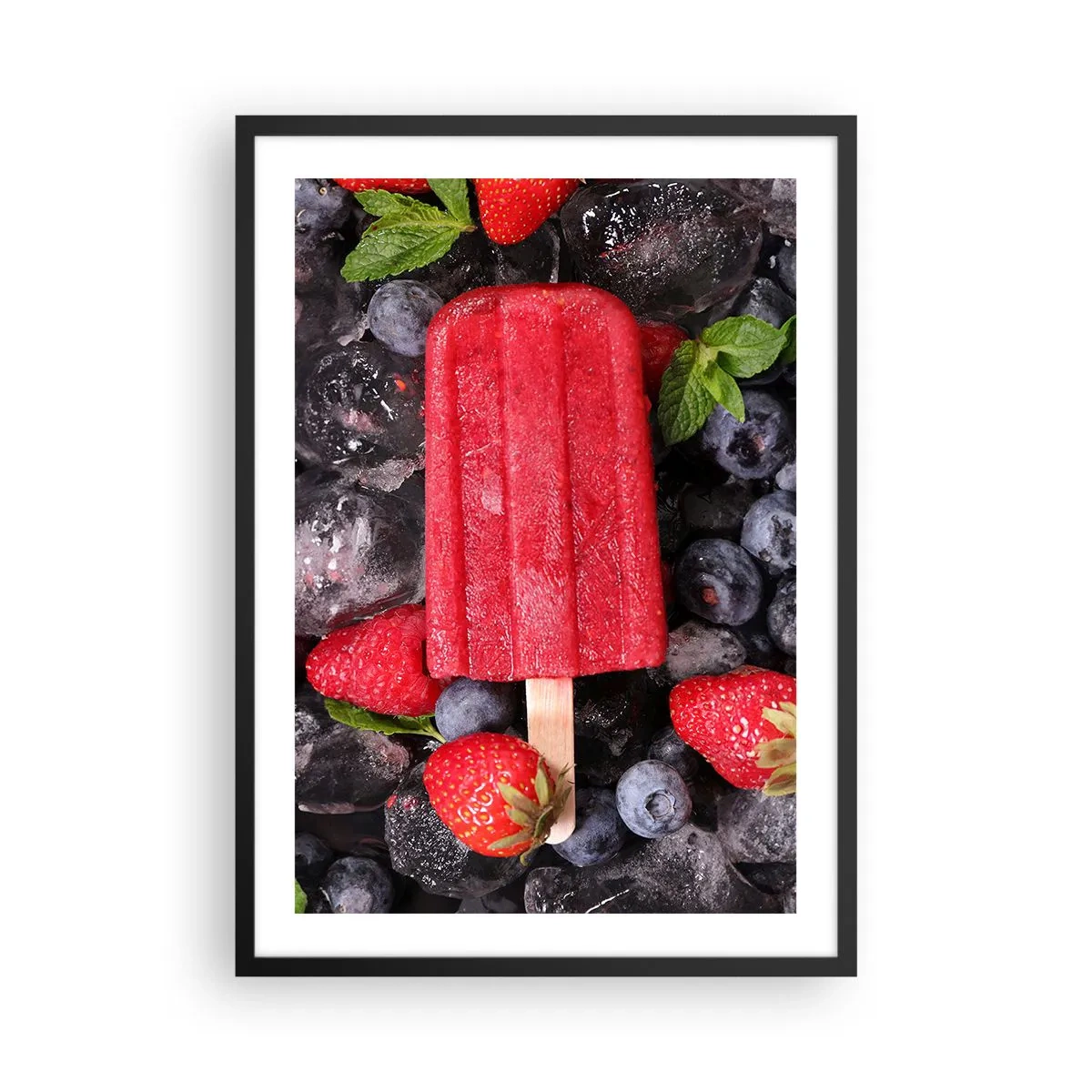 Poster in einem schwarzem Rahmen - Rotes Eissorbet am Stiel, umgeben von Erdbeeren und Heidelbeeren - 50x70cm - So schmeckt der heiße Sommer - Moderne Wanddekoration für Wohnzimmer und Schlafzimmer ARTTOR