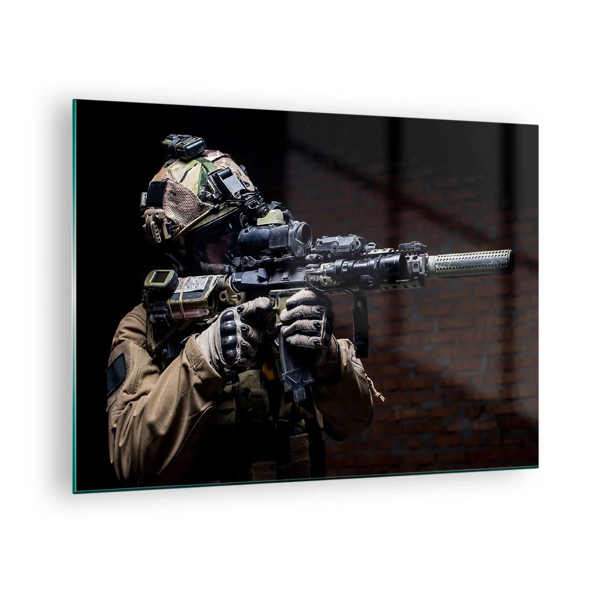 Glasbild - Bild auf glas - Ein Soldat in voller Montur mit einem Gewehr vor einer Ziegelmauer - 70x50cm - Tödlich wirksam - Moderne Wanddekoration für Wohnzimmer und Schlafzimmer ARTTOR