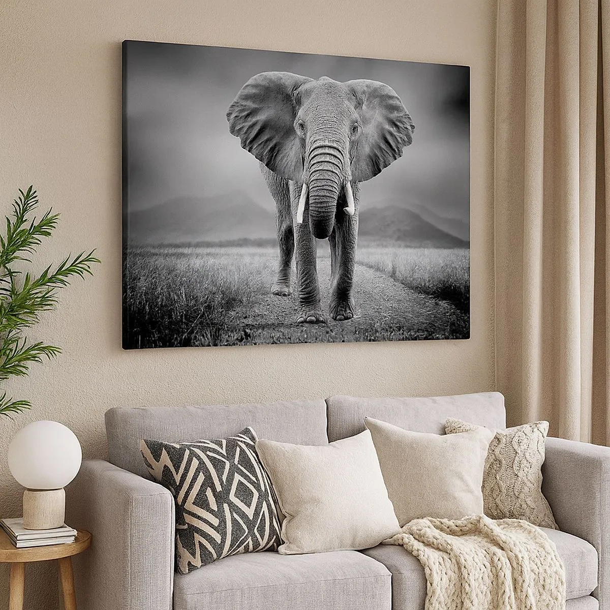Bild auf Leinwand - Leinwandbild - Ein mächtiger Elefant in der Savanne in monochromen Tönen - 70x50cm - Der Gastgeber heißt willkommen - Moderne Wanddekoration für Wohnzimmer und Schlafzimmer ARTTOR