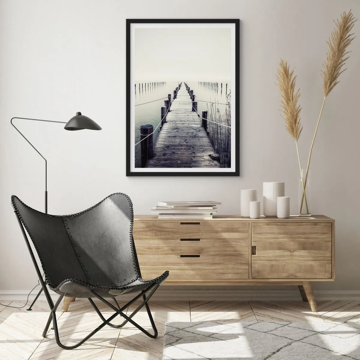 Poster in einem schwarzem Rahmen - Eine Holzbrücke, die in eine neblige Wasserfläche führt - 50x70cm - Tauchen Sie in Ruhe ein - Moderne Wanddekoration für Wohnzimmer und Schlafzimmer ARTTOR
