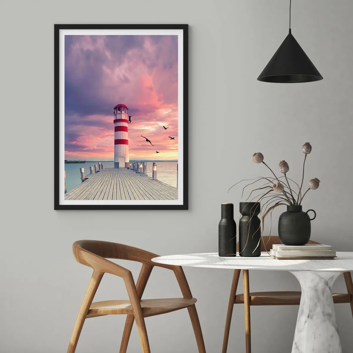 Poster in einem schwarzem Rahmen - Leuchtturm vor der Kulisse des Sonnenuntergangs - 50x70cm - Es ist Zeit zum Hafen zu gehen - Moderne Wanddekoration für Wohnzimmer und Schlafzimmer ARTTOR