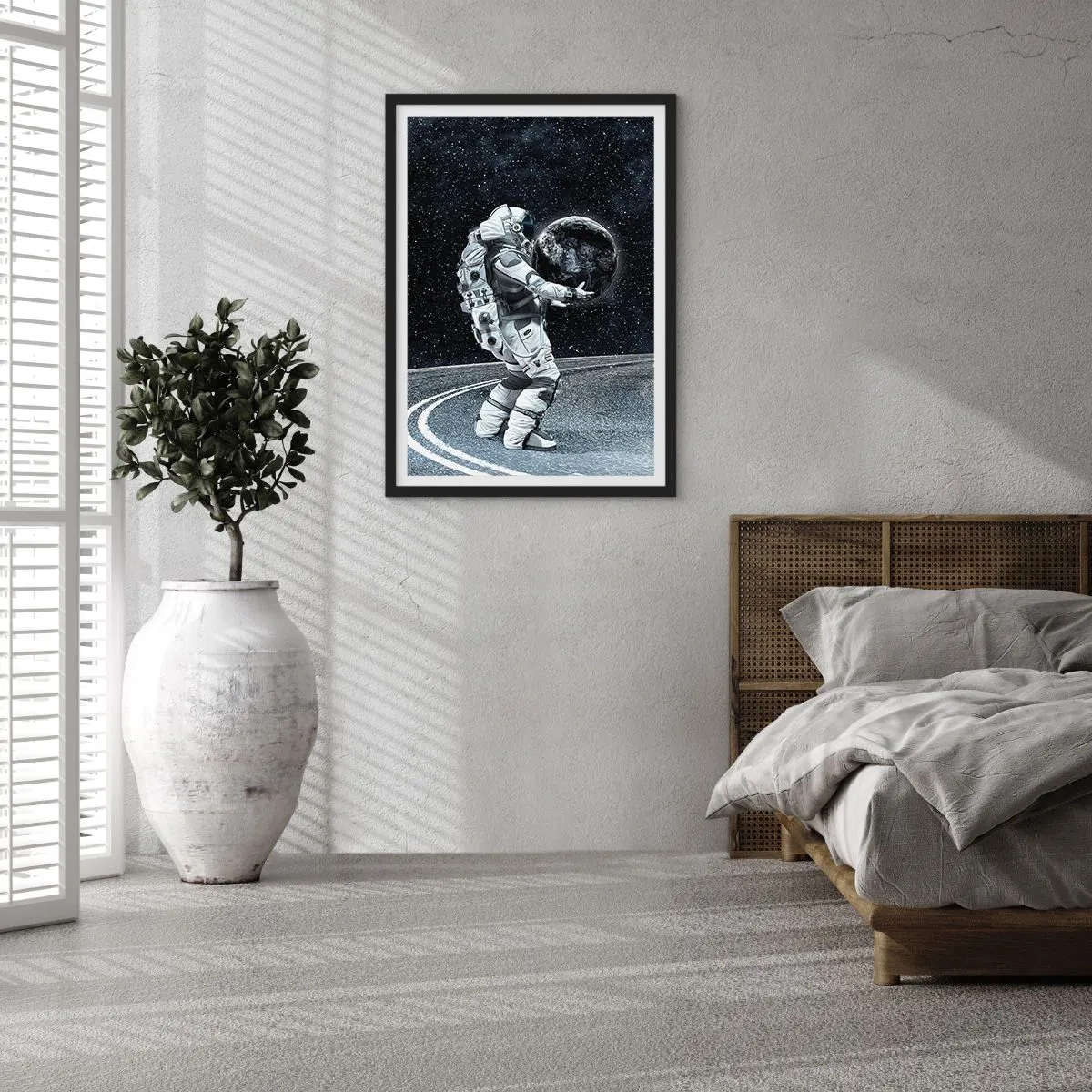 Poster in einem schwarzem Rahmen - Ein Astronaut im Weltraum hält eine Kugel, die der Erde ähnelt. - 50x70cm - Auf der Milchstraße - Moderne Wanddekoration für Wohnzimmer und Schlafzimmer ARTTOR