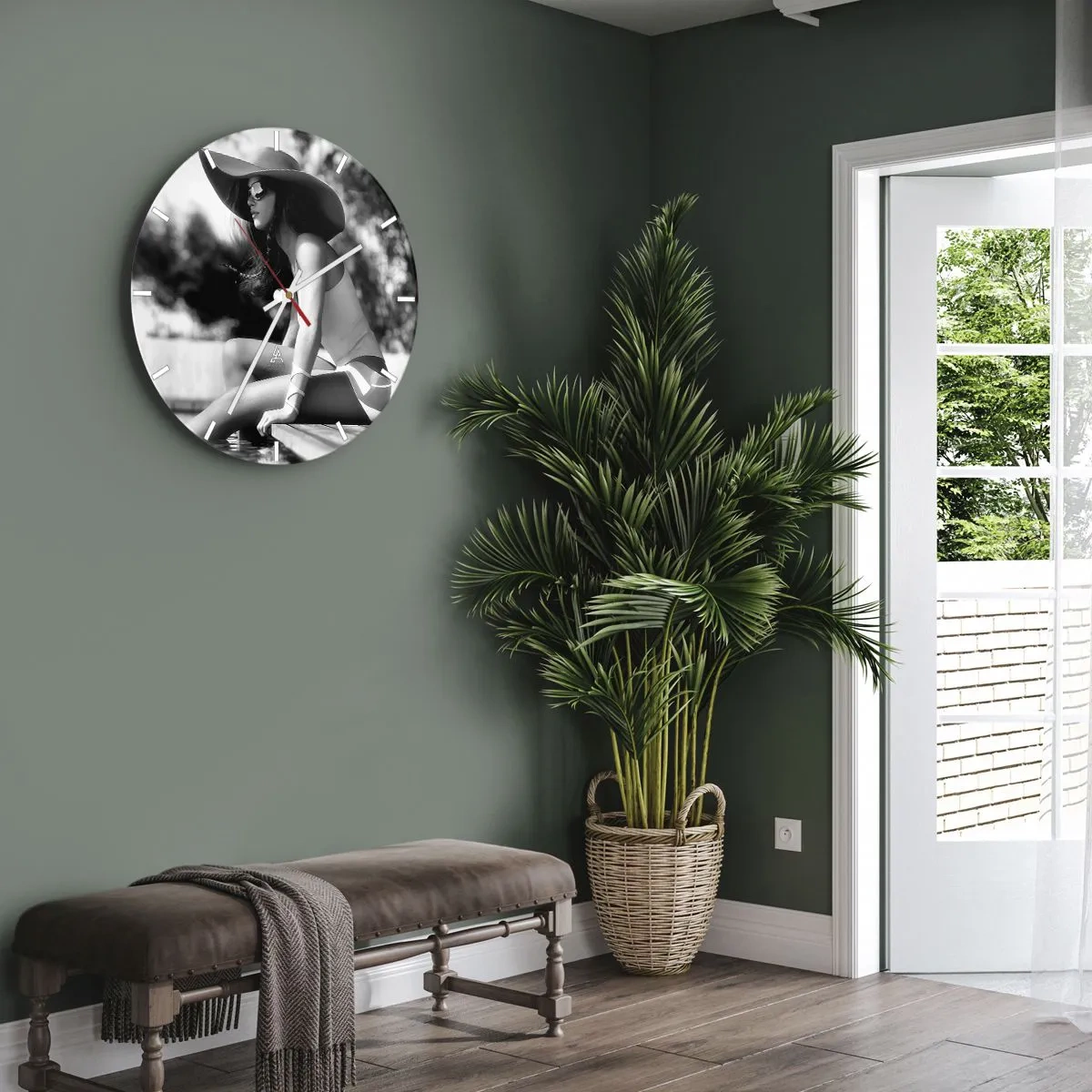 Wanduhr - Glasuhr - Stilvolles Frauenporträt mit Hut und Sonnenbrille am Pool - 30x30cm - Sommertraum - Moderne Wanddekoration für Wohnzimmer, Küche und Schlafzimmer ARTTOR