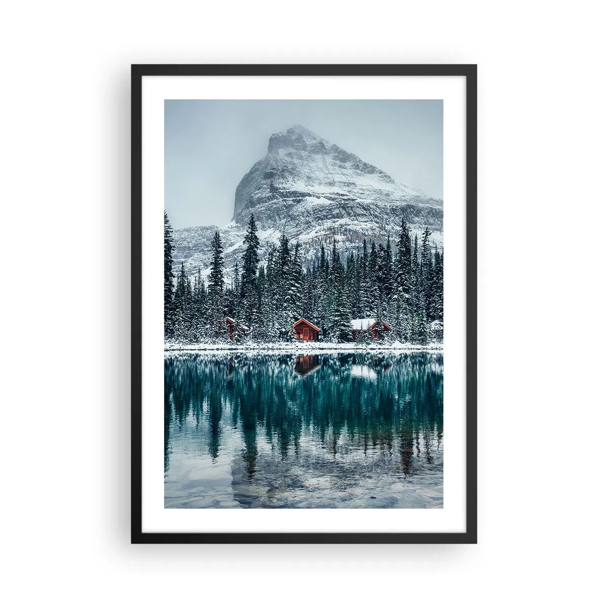 Poster in einem schwarzem Rahmen - Winterlandschaft mit Hütten am See und einem Berg im Hintergrund - 50x70cm - Kanadischer Rückzug - Moderne Wanddekoration für Wohnzimmer und Schlafzimmer ARTTOR