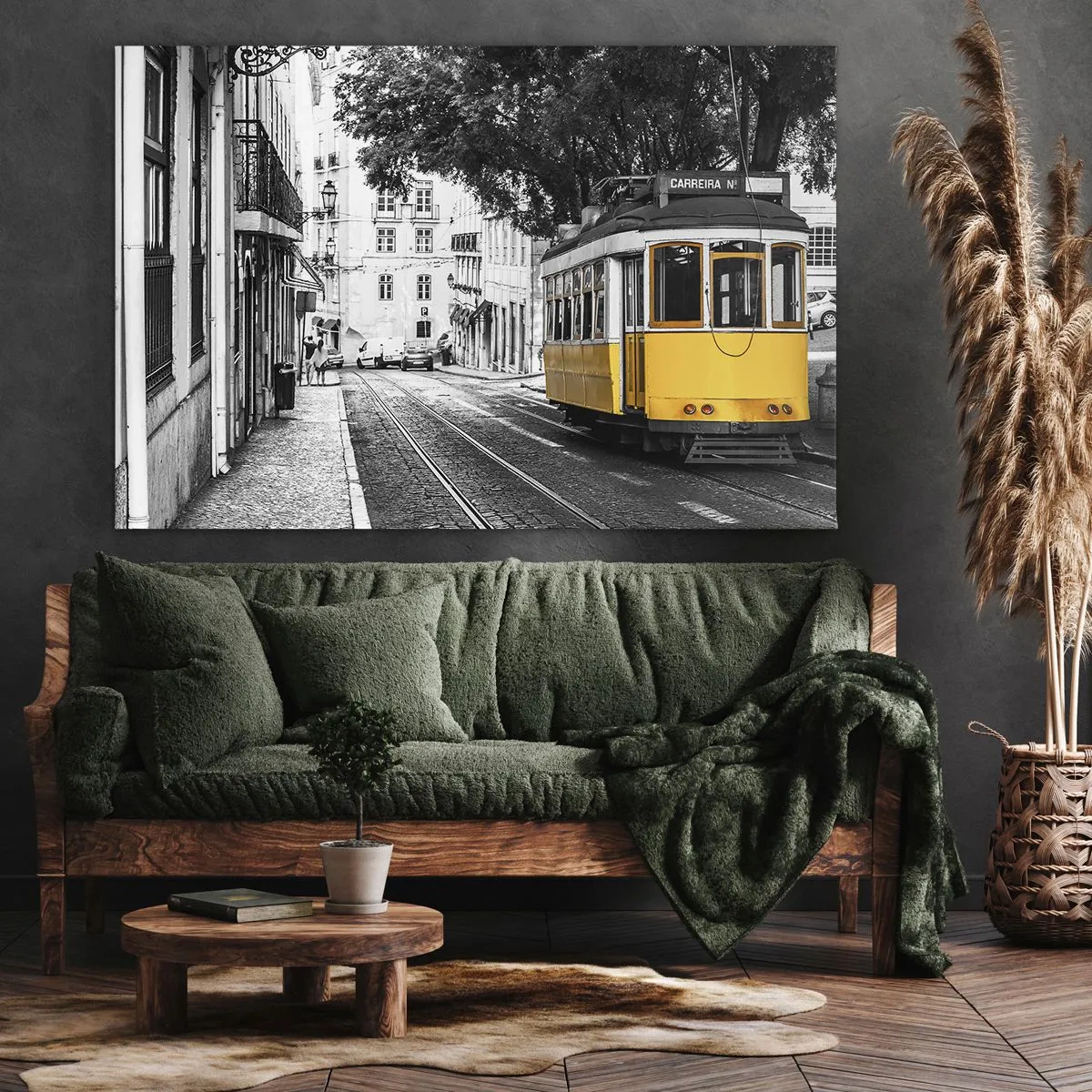 Bild auf Leinwand - Leinwandbild - Eine gelbe Straßenbahn vor dem Hintergrund einer schwarz-weißen Straße - 70x50cm - Und Fado im Hintergrund - Moderne Wanddekoration für Wohnzimmer und Schlafzimmer ARTTOR