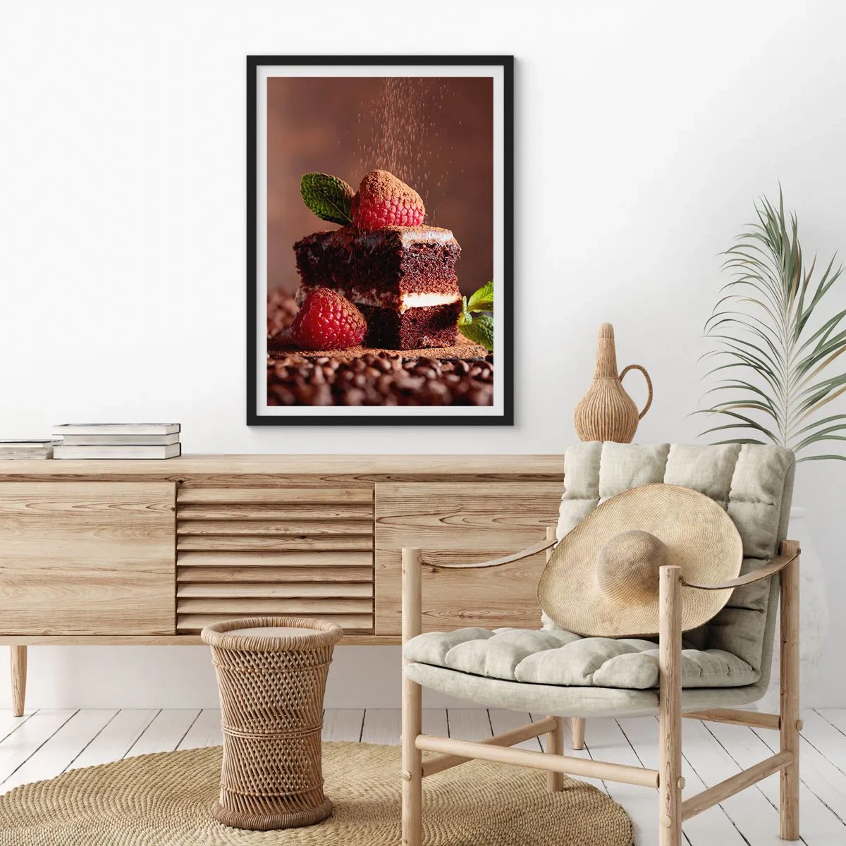 Poster in einem schwarzem Rahmen - Schokoladenkuchen mit Himbeeren und Kakaostreuseln - 50x70cm - Das Leben ist süß - Moderne Wanddekoration für Wohnzimmer und Schlafzimmer ARTTOR