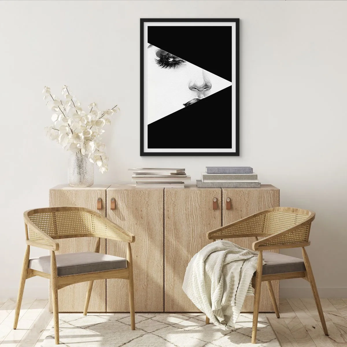 Poster in einem schwarzem Rahmen - Ein minimalistisches Frauenporträt in Schwarzweiß mit geometrischer Aufteilung. - 50x70cm - Immer unentdeckt - Moderne Wanddekoration für Wohnzimmer und Schlafzimmer ARTTOR