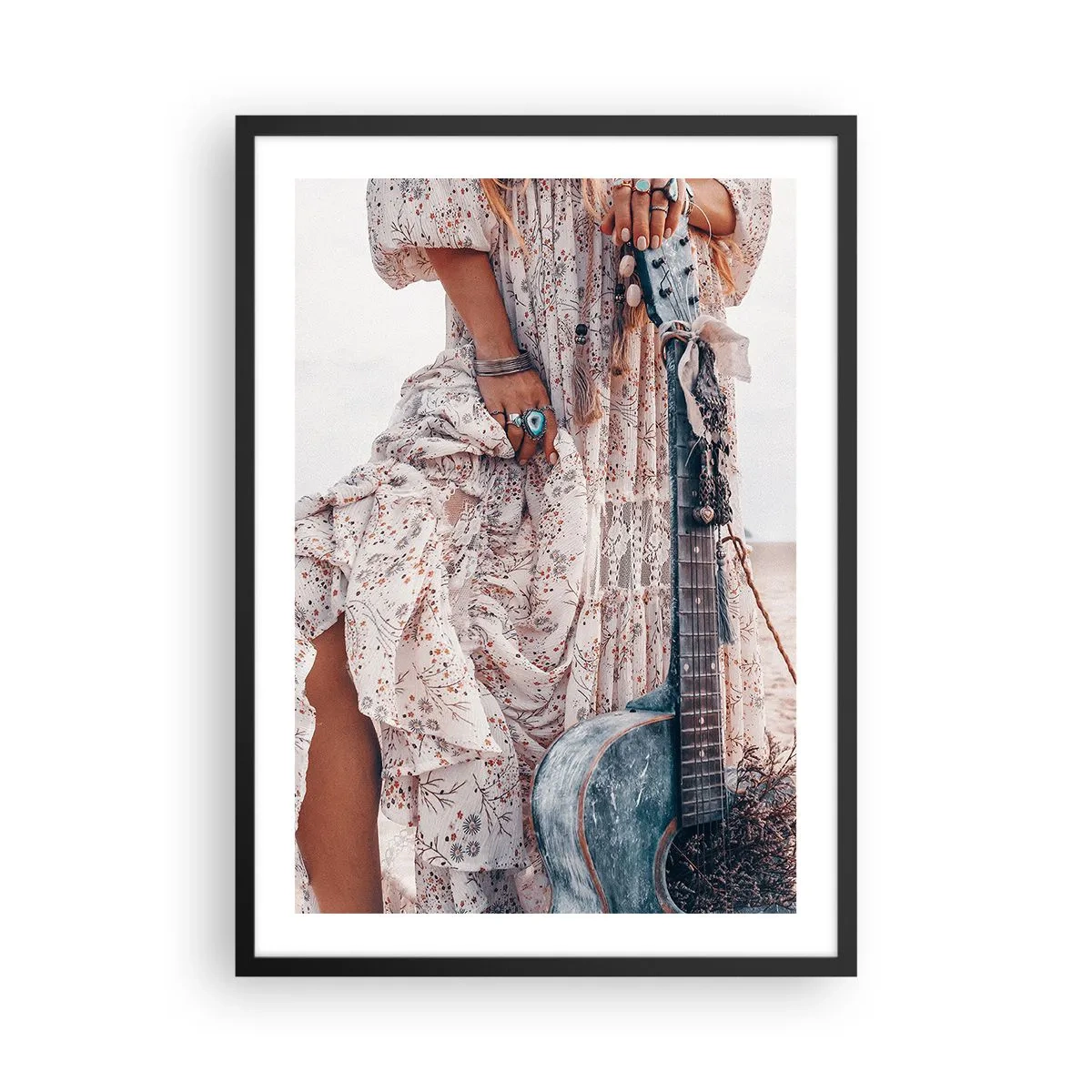 Poster in einem schwarzem Rahmen - Ein Fragment eines Kleides mit Ornamenten und einer Gitarre im Boho-Stil - 50x70cm - Kinderblumen auf dem Weg - Moderne Wanddekoration für Wohnzimmer und Schlafzimmer ARTTOR