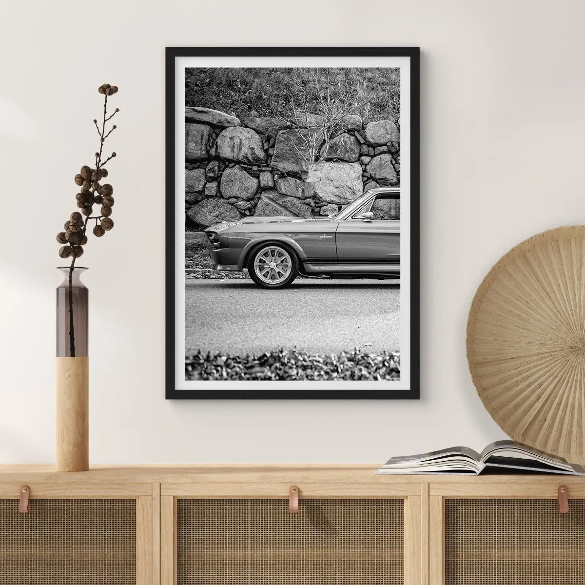 Poster in einem schwarzem Rahmen - Schwarz-weißer Oldtimer vor einer Steinmauer - 50x70cm - Die Legende der 1960er - Moderne Wanddekoration für Wohnzimmer und Schlafzimmer ARTTOR